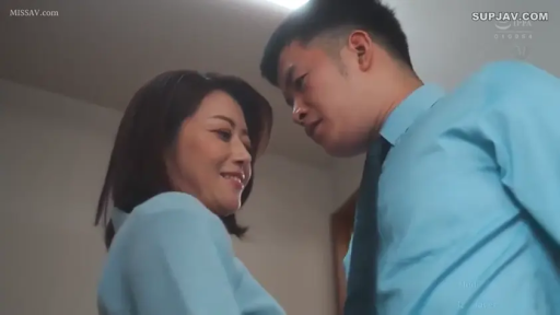 室内 · 微笑 · 半身特写 · 对视 · 职场 · 面对面站立 · 浅蓝色衬衫