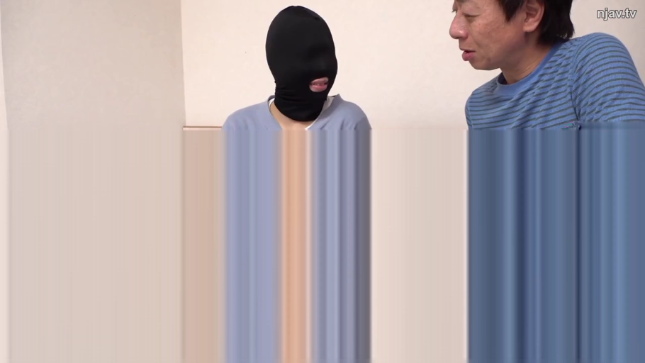 室内 · 头部特写 · 黑色头套 · 蓝色横条纹短袖 · 嘴部可见