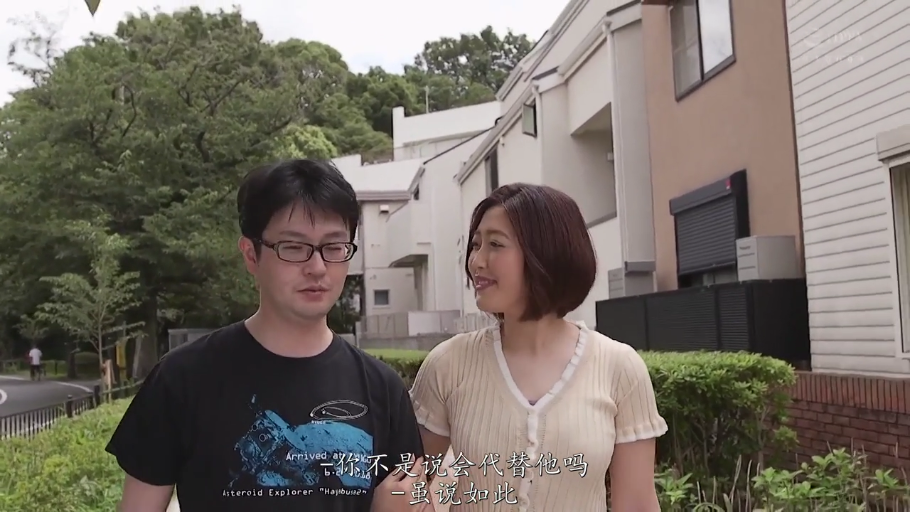 交谈 · 眼镜 · 微笑 · 中文字幕 · 米色短袖 · 户外街道 · 半身像 · 并肩