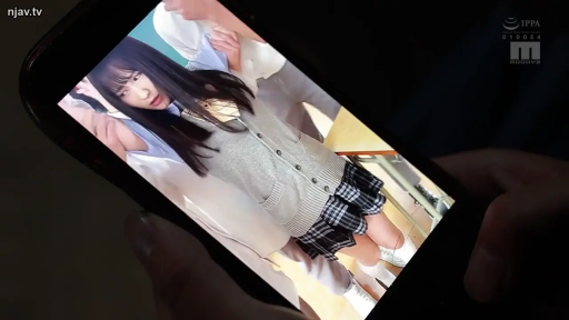 室内 · 手机 · 紧迫 · 针织开衫 · 录像画面 · 屏幕内人物特写