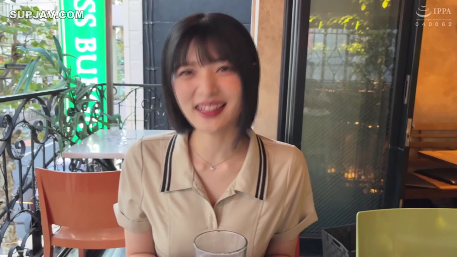 坐姿 · 微笑 · 半身 · 对视 · 短发 · 水杯 · 翻领衬衫 · 餐厅露台