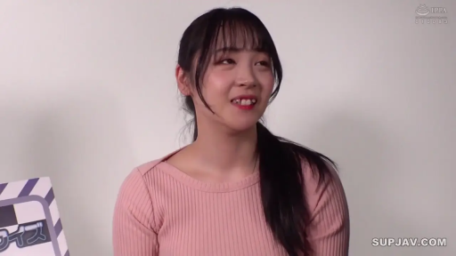 脸部特写 · 开朗 · 摄影棚 · 粉色针织上衣 · 打板器