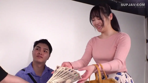 站立 · 中景 · 摄影棚 · 粉色上衣 · 开心 · 拿钱 · 日元