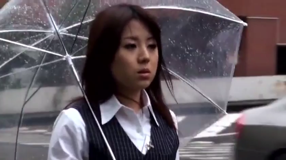上半身中景 · 深色条纹马甲 · 街道 · 雨伞 · 神情落寞 · 下雨