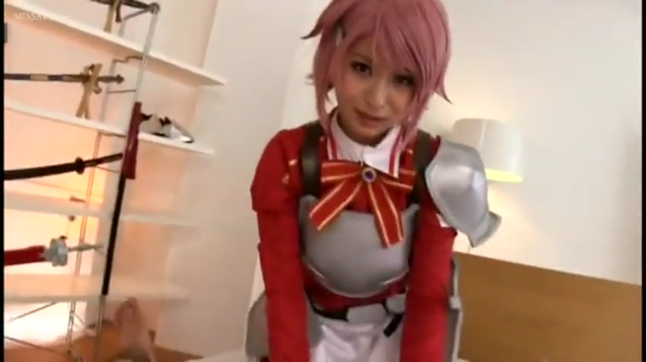 卧室 · 温柔 · 动漫风格角色扮演装 · 人物面部特写 · 盔甲组件 · 背景有剑类陈列