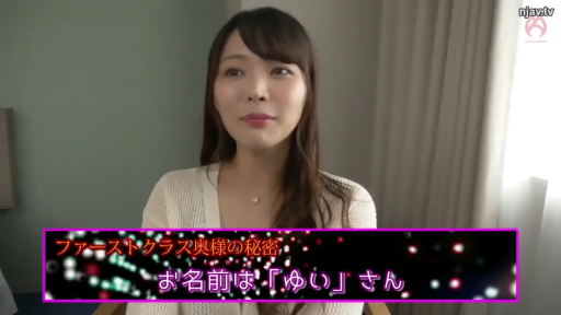 微笑 · ホテルルーム · 顔のクローズアップ · 白色针织开衫 · 画面下方带有日语字幕信息栏
