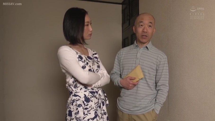 交谈中 · 人物面部特写 · 信封 · 男性穿着灰色条纹翻领POLO衫 · 室内走廊或房间内