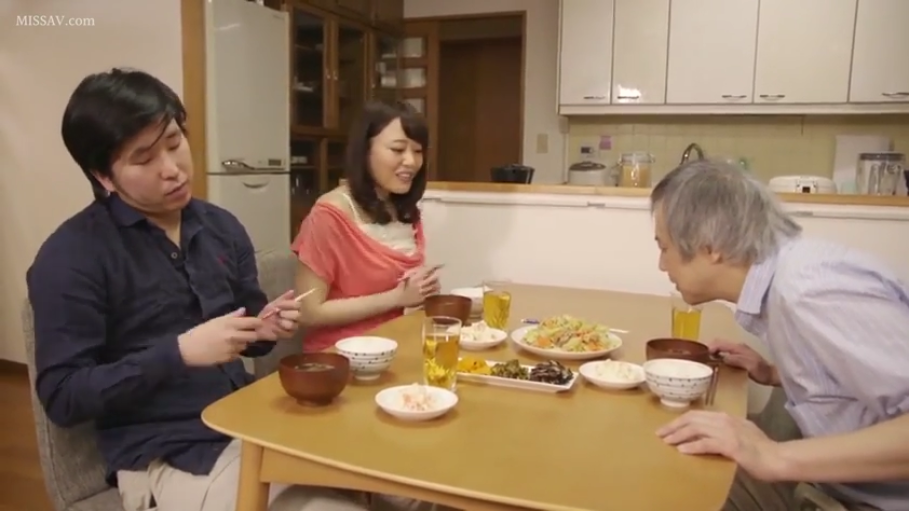 厨房 · 饭碗 · 自然微笑 · 右侧男子穿浅色条纹衬衫