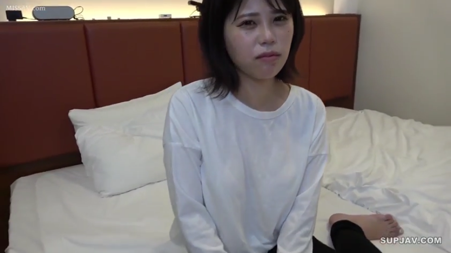 略显委屈 · 床 · 面部特写 · 白色长袖T恤