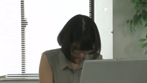 眼镜 · 低头 · 办公室 · 人物上半身特写 · 浅色无袖衬衫