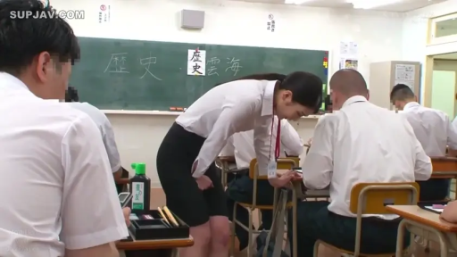 教室 · 师生 · 专注 · 侧身 · 弯腰 · 黑板 · 教学 · 教师装