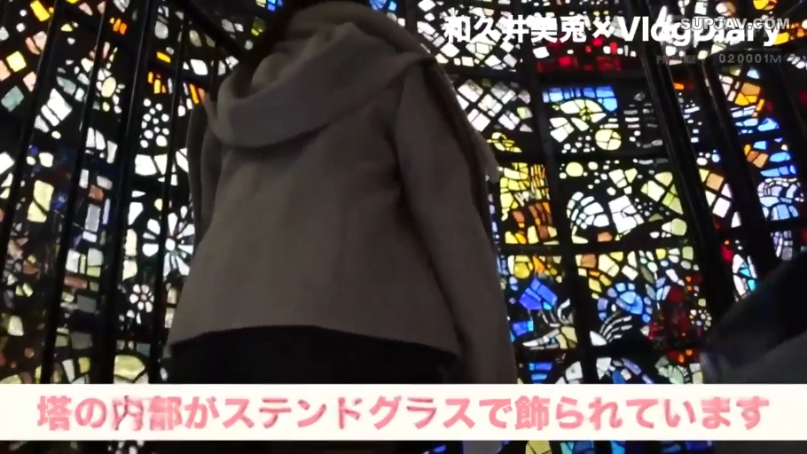 塔楼 · 深色下装 · 背影 · 彩色玻璃光影