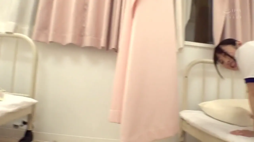 脸部特写 · 微笑着看着镜头 · 保健室 · 体育课运动服