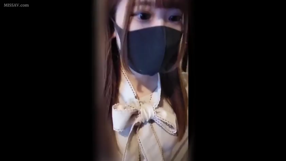 室内 · 平静 · 口罩遮挡 · 黑色口罩 · 自拍视角 · 浅色制服衬衫