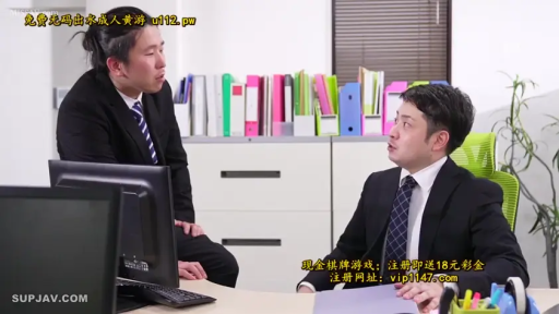 专注交谈 · 办公室 · 西装外套 · 办公用品 · 两人面部特写 · 无特殊杂项