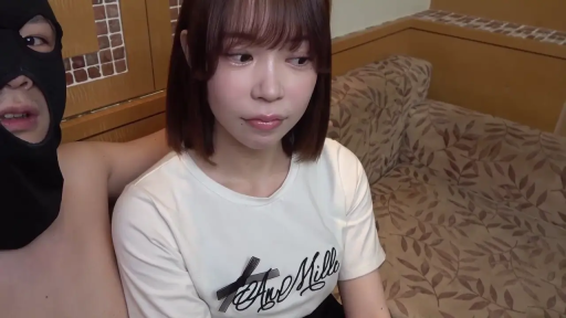 沙发 · 略显尴尬 · 黑色头套 · 黑色头套 · 女性面部特写