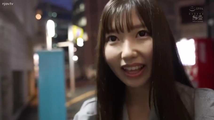 脸部特写 · 灰色上衣 · 室外街道 · 正面站立