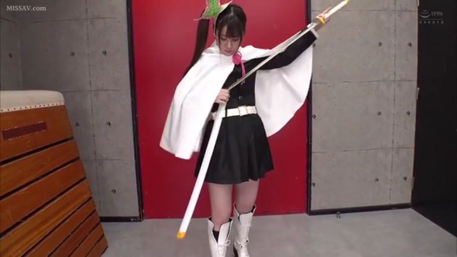 专注 · 全身镜头 · 室内工作室 · 白色披风 · 长剑道具 · 背景有红色装饰墙
