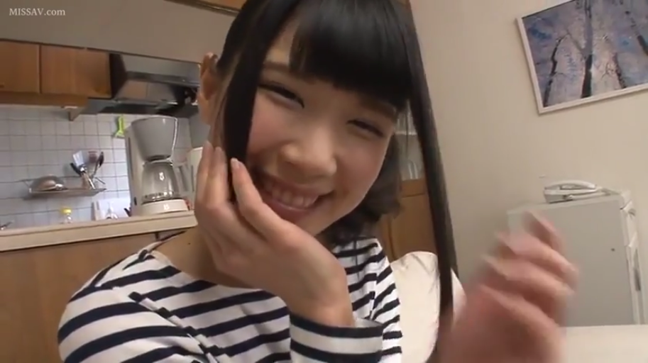 室内 · 脸部特写 · 微笑 · 对视 · 条纹衫 · 托腮 · 齐刘海 · 咖啡机