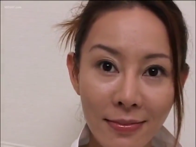 室内 · 眼睛特写 · 温柔 · 光线明亮 · 白色衣领