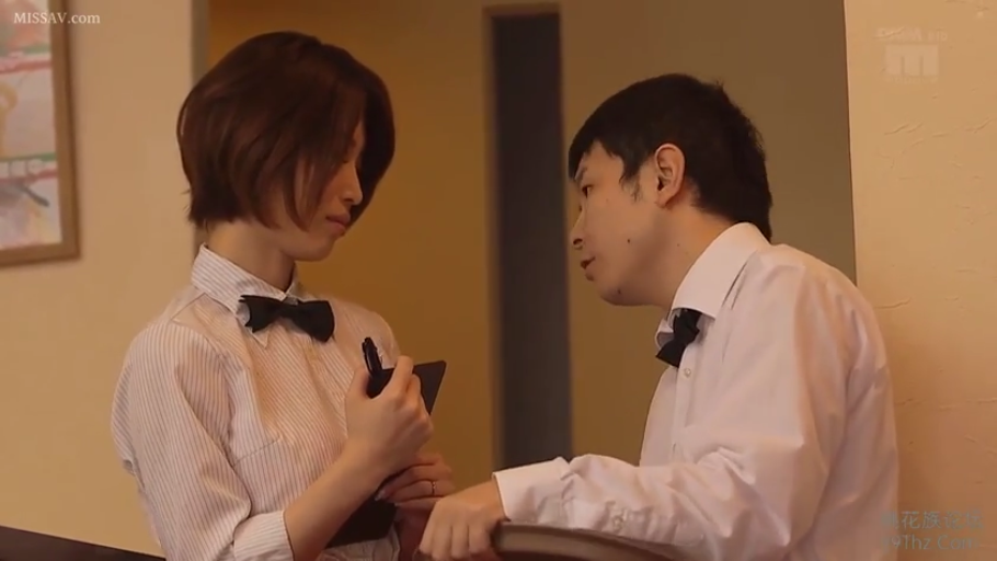 交谈中 · 室内走廊 · 记事本 · 制服风格 · 带领结的白衬衫 · 两人面部特写