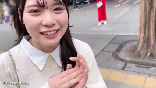 脸部特写 · 害羞 · 街道 · 自然光 · 单肩包 · 白色翻领针织衫