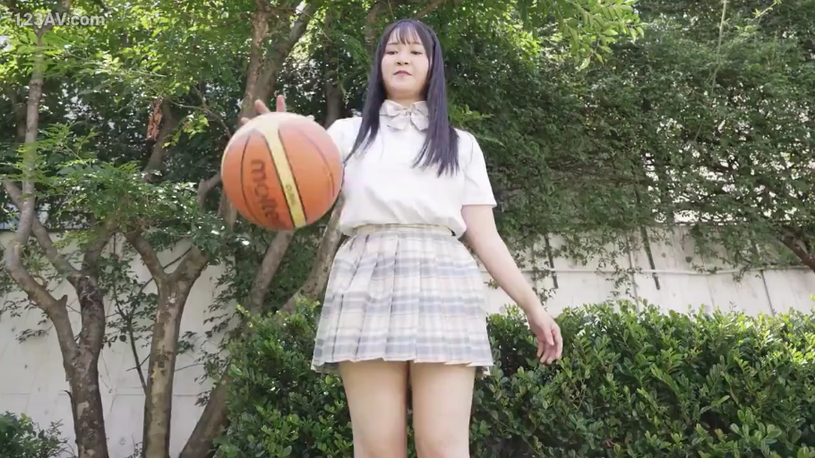 头部特写 · 树林旁 · 篮球 · 格子百褶裙 · 面无表情