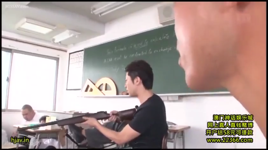 坐姿 · 严肃 · 教室 · 侧脸 · 视频截图 · T恤 · 持枪 · 长枪