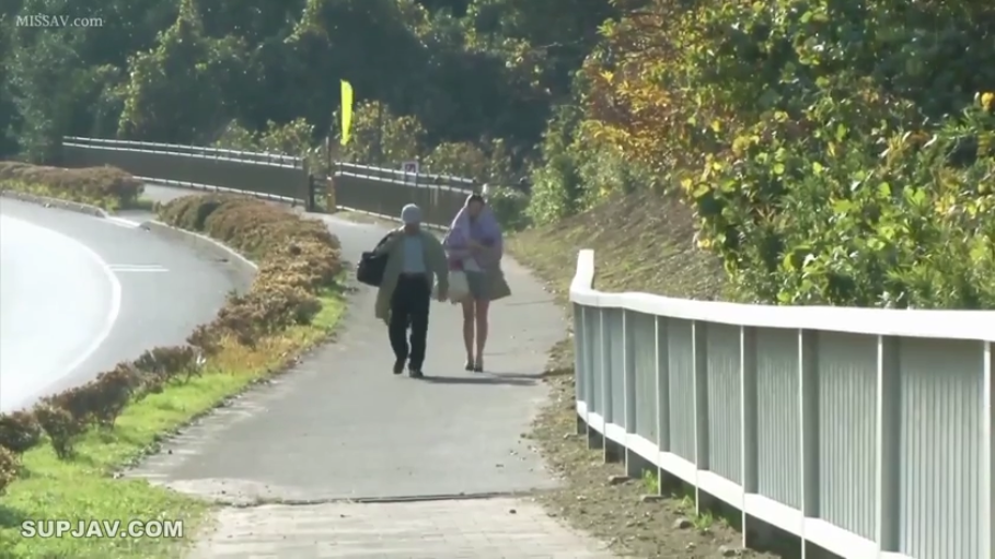 自然 · 包 · 室外 · 白昼 · 女人披围巾穿短裙