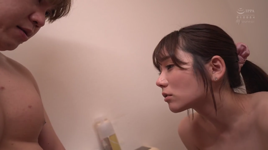 室内 · 俯身 · 专注 · 脸部特写 · 全裸 · 凝视 · 发圈