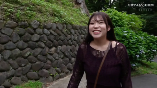 站立 · 微笑 · 户外 · 散步 · 胸部以上 · 镂空针织衫