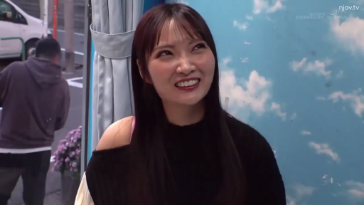 站立 · 半身 · 聊天 · 户外 · 笑容 · 长发 · 露肩上衣