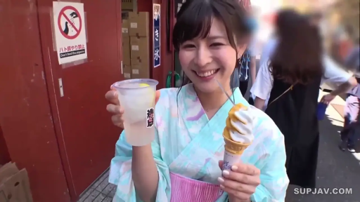 中景 · 站姿 · 微笑 · 室外 · 和服 · 生活化 · 冰淇淋 · 展示食物