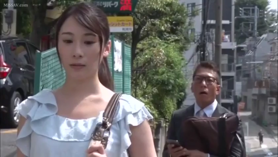 半身 · 街道 · 浅蓝色荷叶边上衣