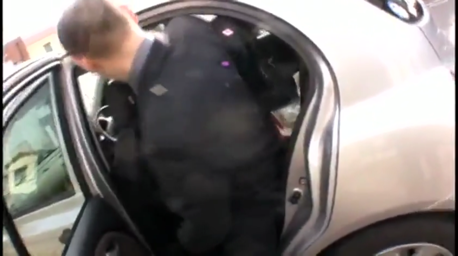 深色外套 · 汽车 · 无法辨认 · 汽车内部 · 车震 · 头部及背部特写