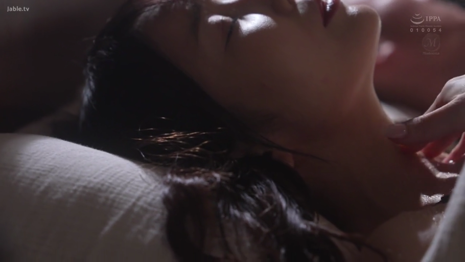 脸部特写 · 卧室 · 枕头 · 仰卧 · 抚摸 · 日本AV · 闭眼享受