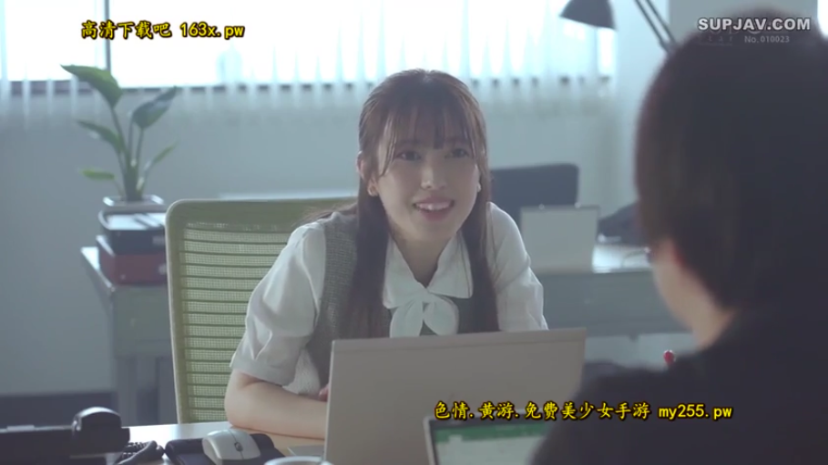 微笑 · 办公室 · 灰色背心 · 笔记本电脑 · 女性面部特写