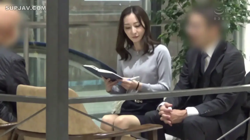 坐姿 · 专注 · 职业装 · OL · 咨询 · 大厅 · 笔记本