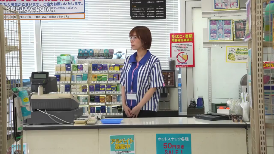 工牌 · 便利店 · 蓝白条纹短袖衬衫 · 职业感 · 人物半身照