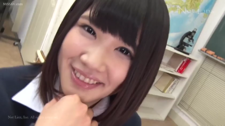 教室 · 脸部特写 · 微笑 · 对视 · JK制服 · 短发 · 托腮 · 显微镜