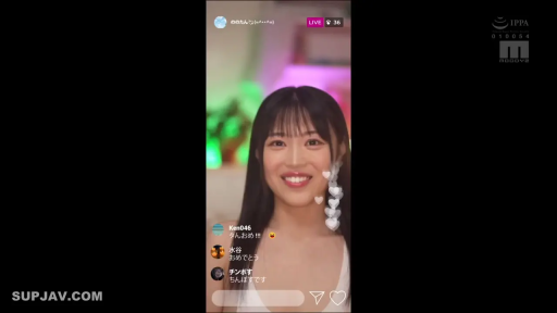 室内 · 微笑着看向镜头 · 人物面部特写 · 白色吊带背心 · 直播手机 · 直播界面带有爱心图标和评论弹幕