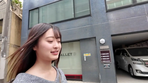 脸部特写 · 自然 · 建筑物前 · 单肩包 · 灰色针织上衣