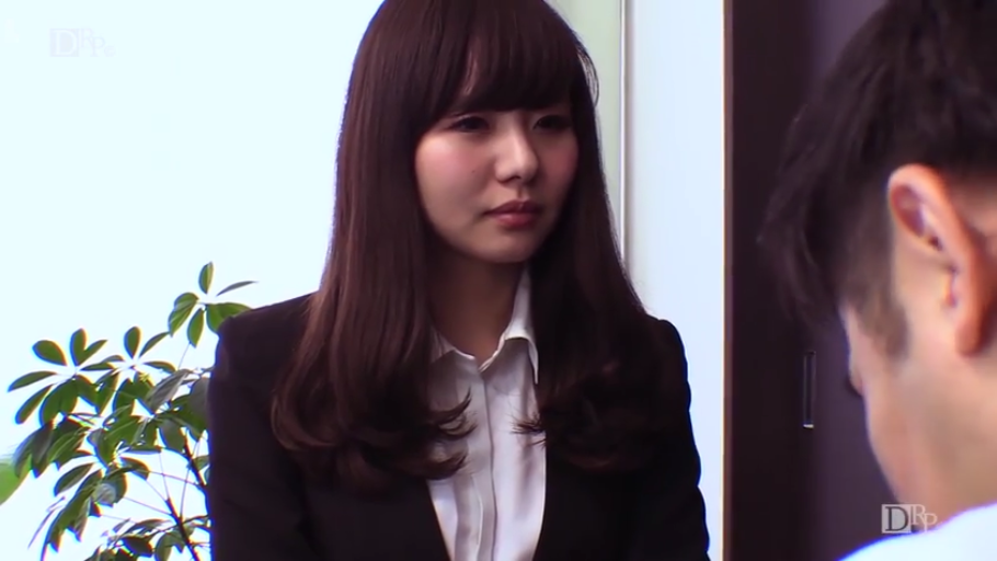 平静 · 上半身中景 · 办公室 · 职业西装外套