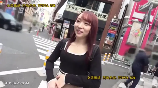 中景 · 站姿 · 微笑 · 背包 · 亚洲女性 · 街头行走 · 日本街道 · 黑色紧身上衣