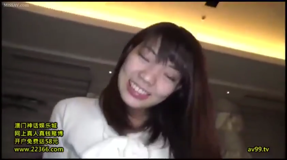 卧室 · 微笑 · 白色上衣 · 女性脸部特写 · 带有博彩网站水印