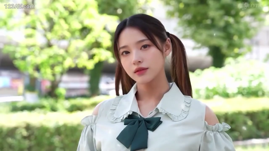 肩部特写 · 淡然 · 公园 · 光线明亮 · 浅绿色露肩上衣