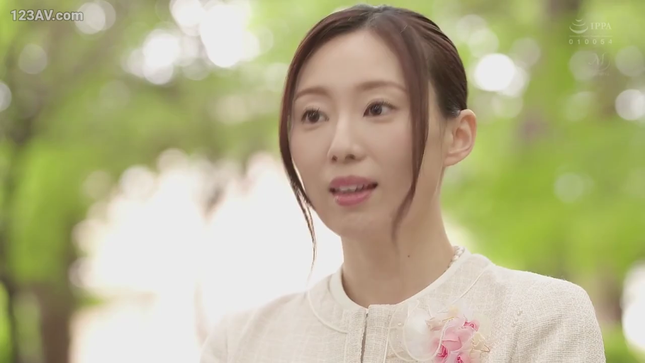 温柔 · 面部特写 · 公园 · 米白色粗花呢套装 · 光线明亮 · 胸花