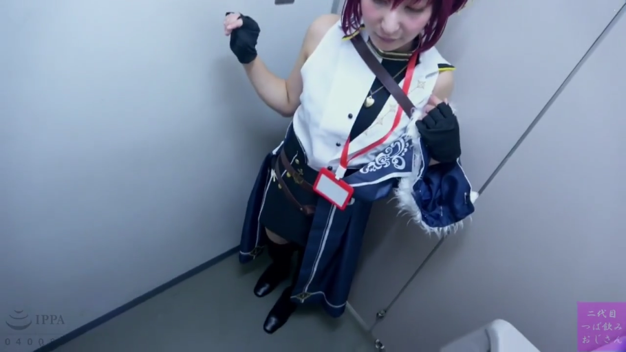 平静 · 深蓝色外套 · 上半身特写 · 室内走廊 · 黑色手套