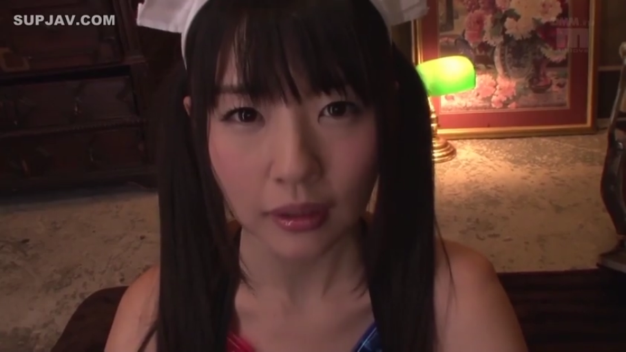 卧室 · 无辜 · 脸部特写 · 女仆装 · 女仆头饰 · 暖色调灯光