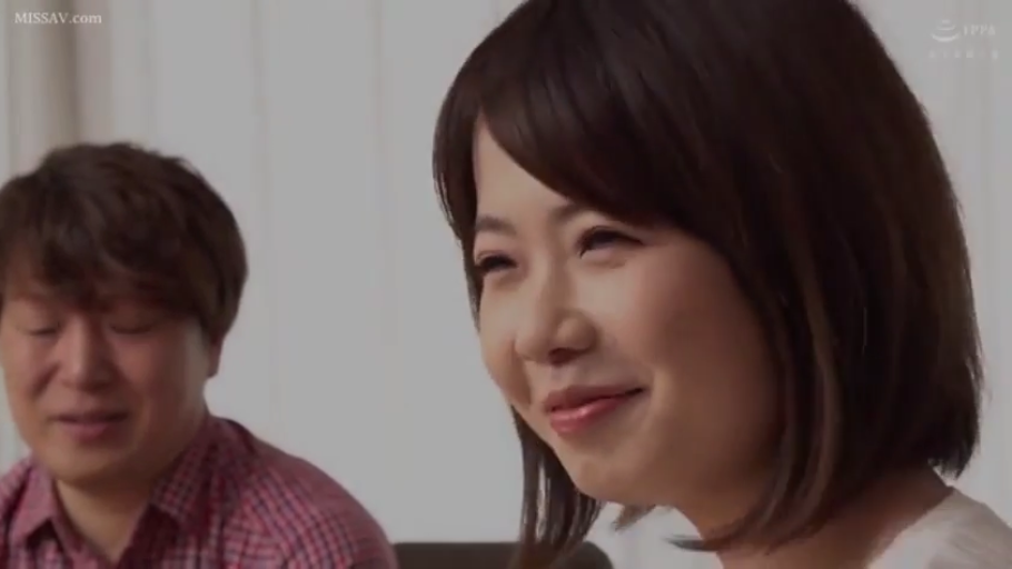 室内 · 坐姿 · 脸部特写 · 微笑 · 白色上衣 · 熟女 · 对谈